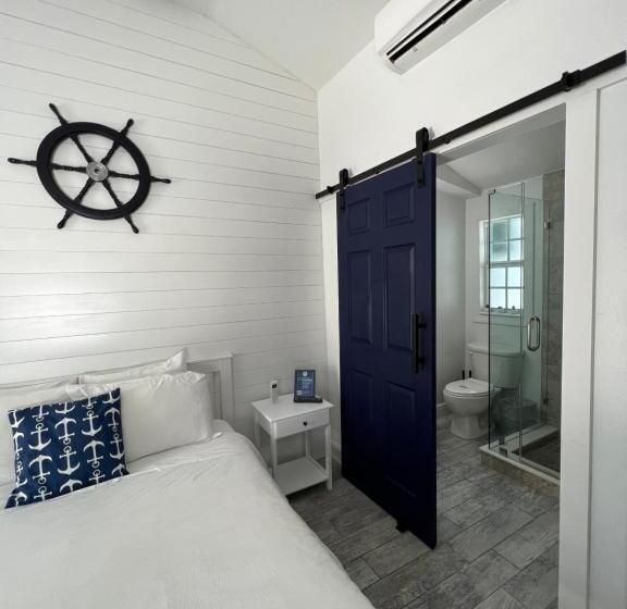استودیو استاندارد با چشم‌انداز استخر, Blue Waters Treasure Island