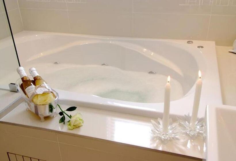 Deluxe Szoba Kind Size Bed, Sanchia Luxury Guesthouse