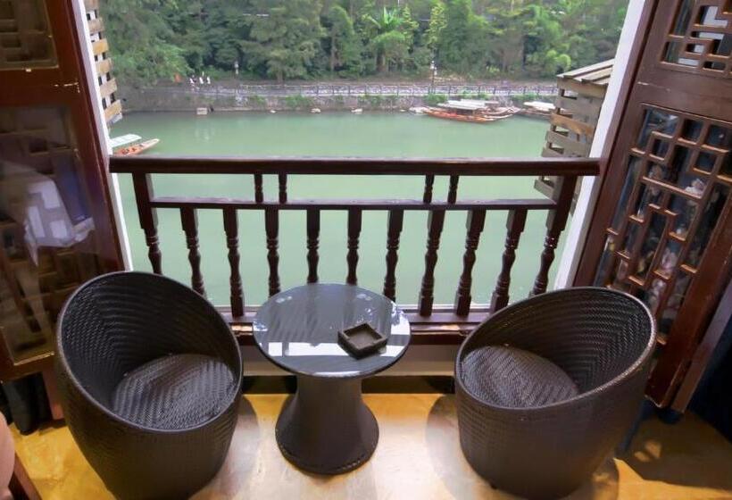 Номер Deluxe с Балконом, Fenghuang Tujia Ethnic Minority River View