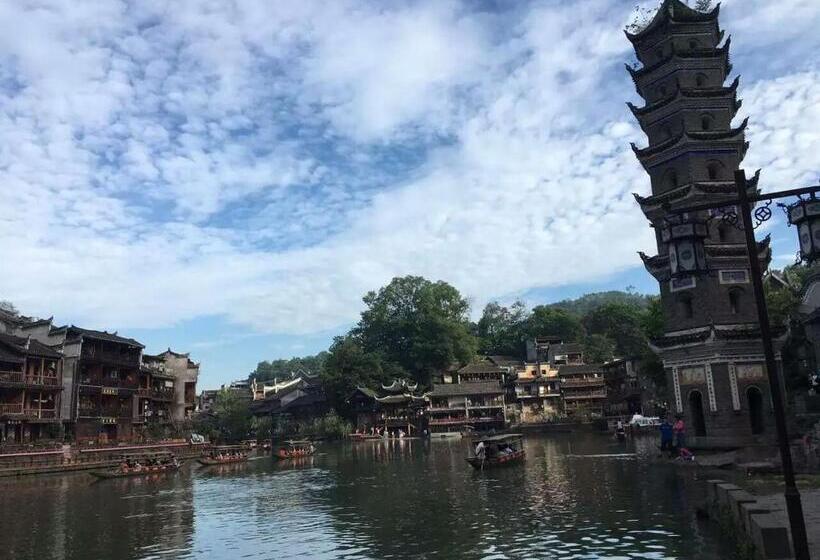 스탠다드 룸 킹사이즈 침대, Fenghuang Tujia Ethnic Minority River View