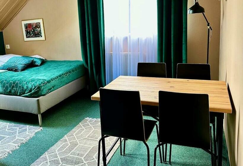 Economy Quadruple Room, Dziki Szynk