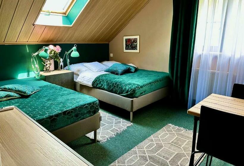 Economy Quadruple Room, Dziki Szynk