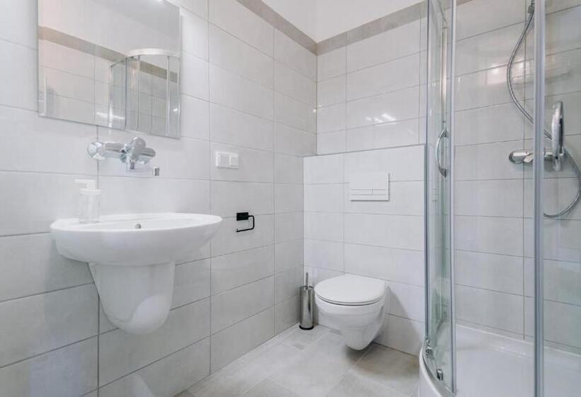 استودیوی استاندارد, West Cadillac Solina