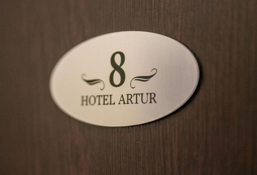 家庭间, Artur
