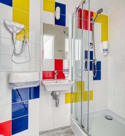 اتاق سه‌نفرۀ استاندارد با سرویس بهداشتی بیرون از اتاق, Level Rooms