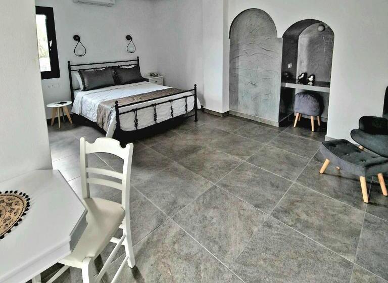 استودیوی سوپریور, Anthonas Apartments