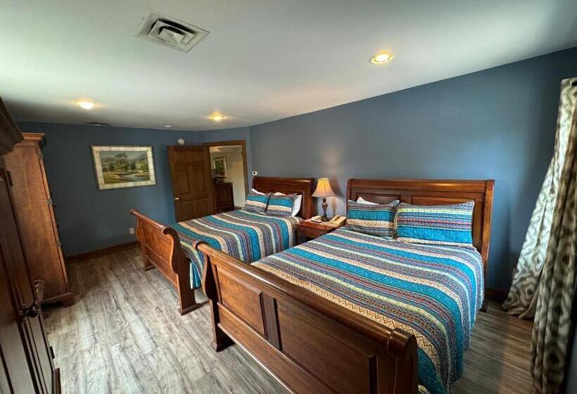 Suite Familiar, Artists Colony
