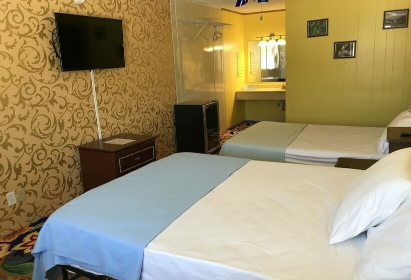 带2个双人床的标准工作室, Heritage Inn Mahomet