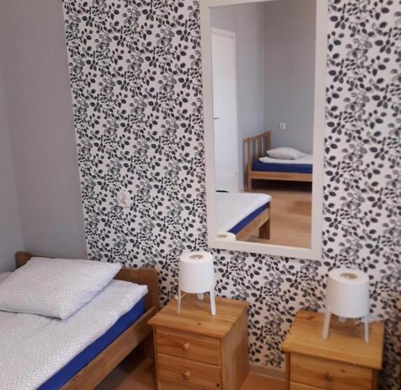 اتاق خانوادگی, Hostel Universus