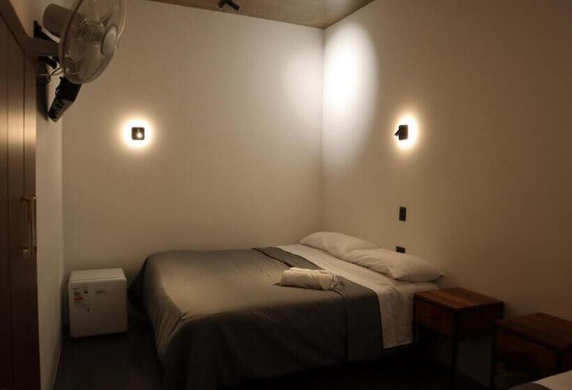 带泳池的标准三人间, Hostal Litoral