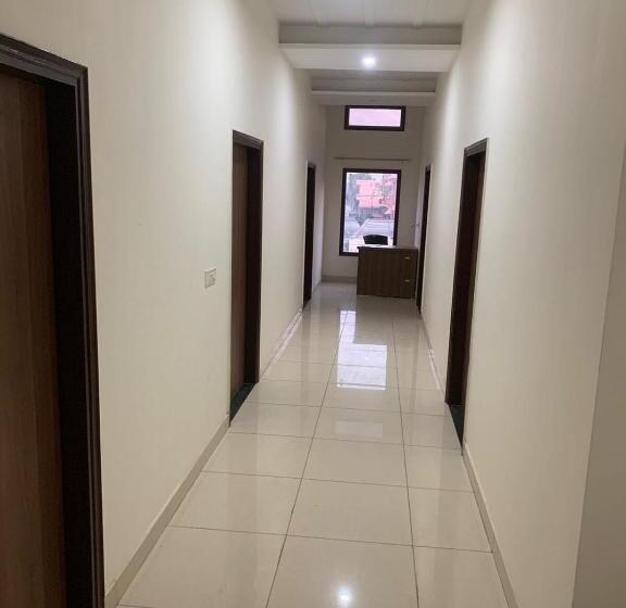 اتاق لوکس سه تخته, Pop 80627j  Crowne Plaza