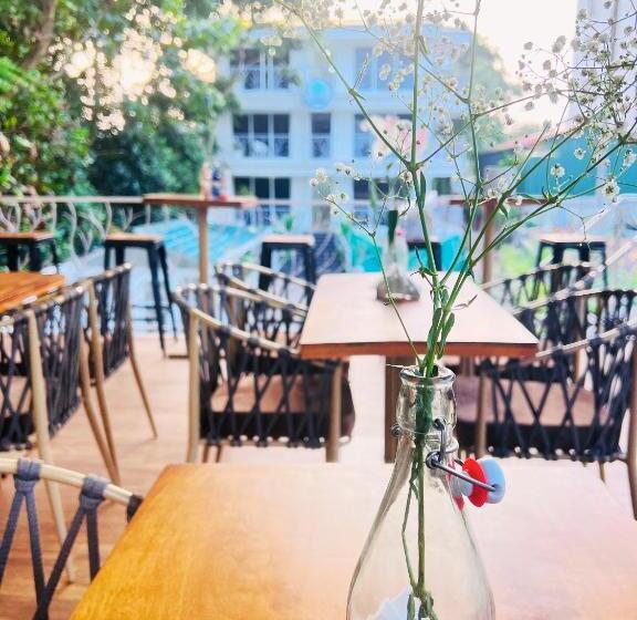 اتاق استاندارد با بالکن, The Mayfield Resort, Vagator