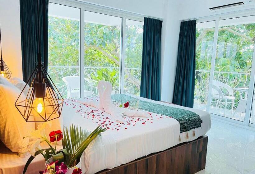 اتاق استاندارد با چشم‌انداز استخر, The Mayfield Resort, Vagator