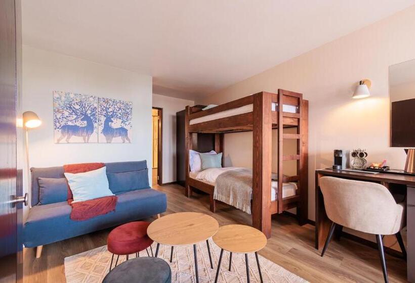 اتاق استاندارد چهارنفره با بالکن, No 8 Bed & Bar