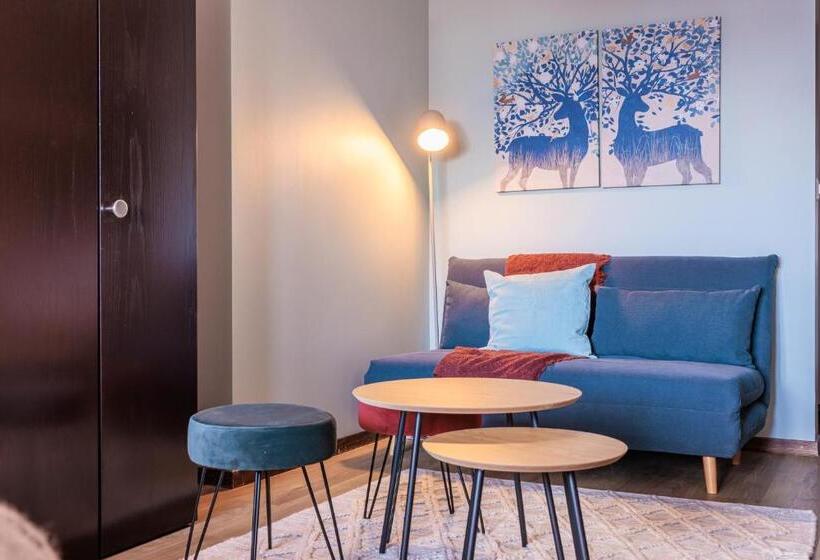 اتاق استاندارد چهارنفره با بالکن, No 8 Bed & Bar