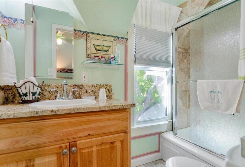 غرفة قياسية, The Silk Pincushion