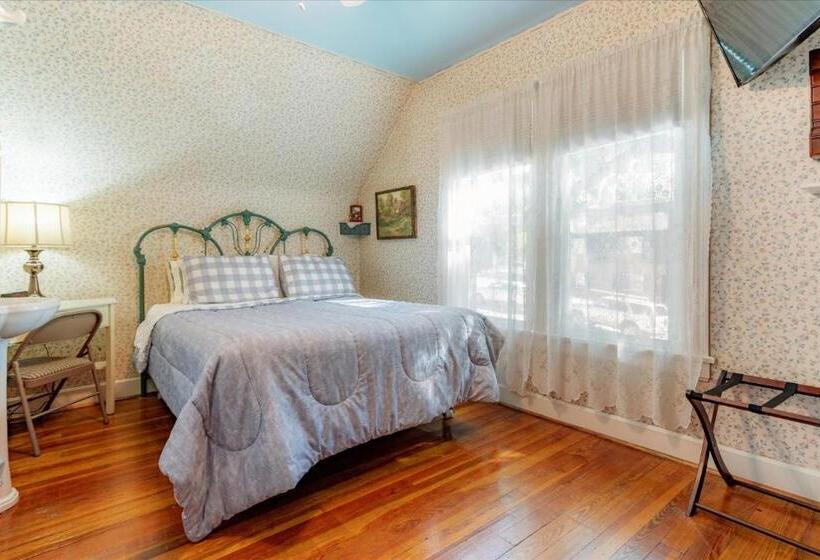 غرفة قياسية, The Silk Pincushion