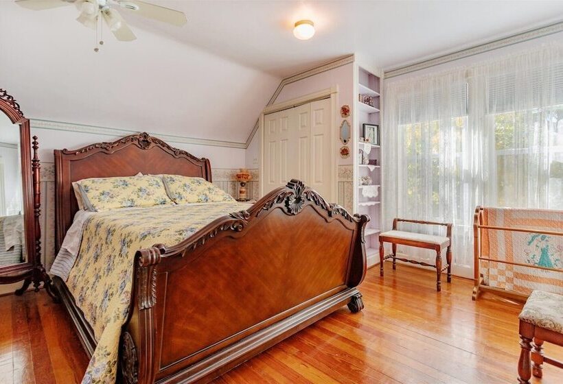 غرفة قياسية, The Silk Pincushion