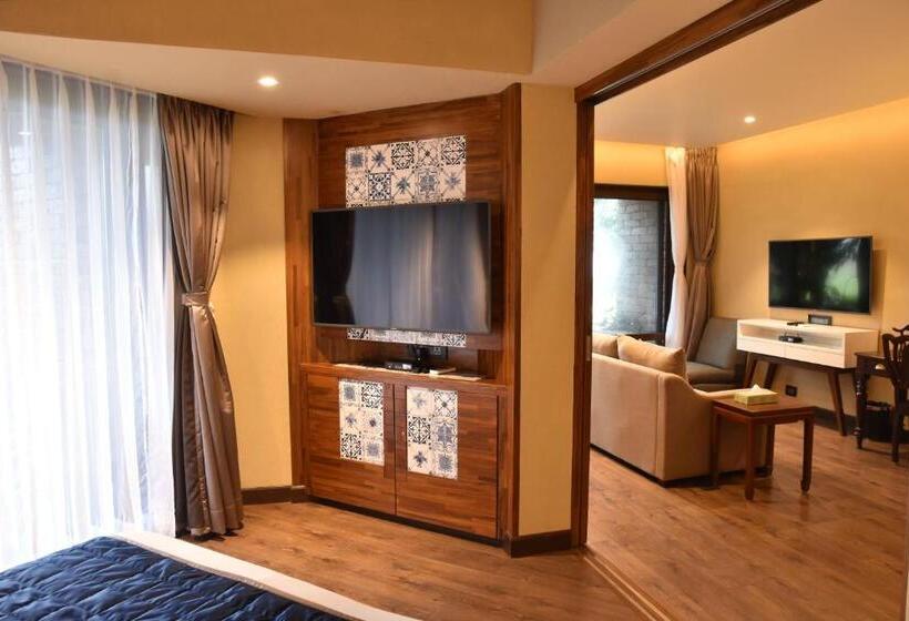 小室, Brightland Resort & Spa