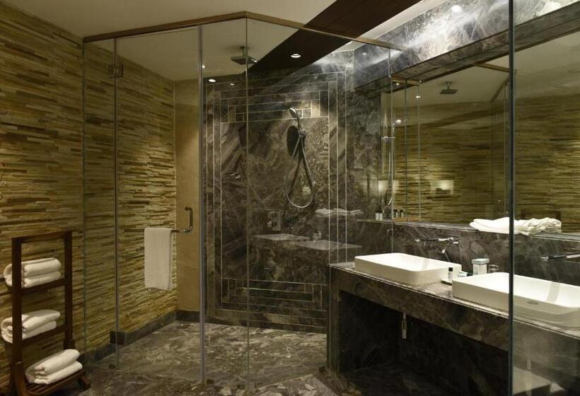 小室, Brightland Resort & Spa