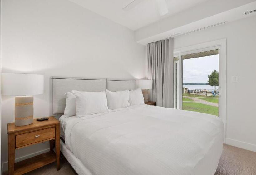 Suite with lake view, Touchstone Resort