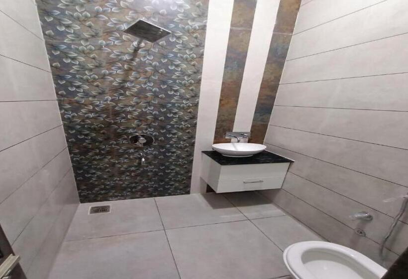 اتاق کلاسیک سه تخته, Pop 84024 Shine Properties