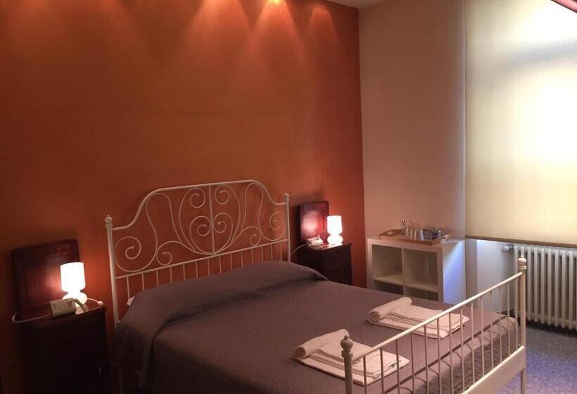 اتاق استاندارد سه تخته با سرویس بهداشتی مشترک, Bergamo Center Rooms