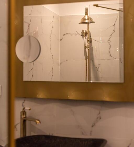 جناح مزوَّد بشرفة, Pandrosos Divine Suites
