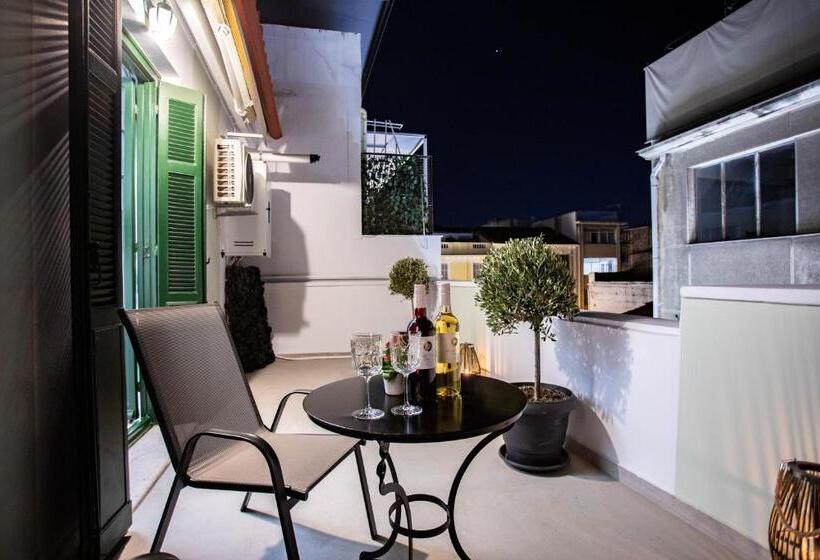 جناح مزود بتراس, Pandrosos Divine Suites