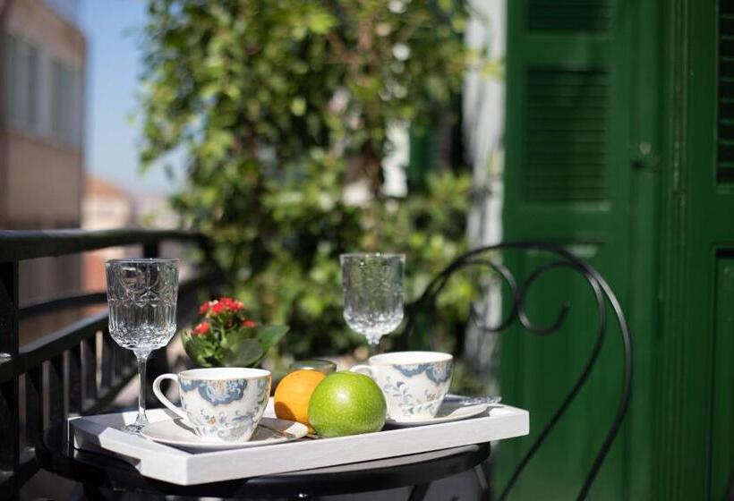 جناح مزوَّد بشرفة, Pandrosos Divine Suites