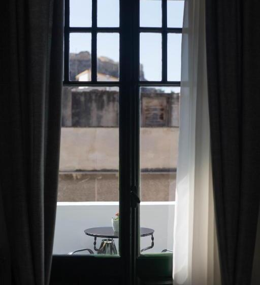 جناح ذو إطلالة, Pandrosos Divine Suites