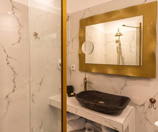 جناح مزوَّد بشرفة, Pandrosos Divine Suites