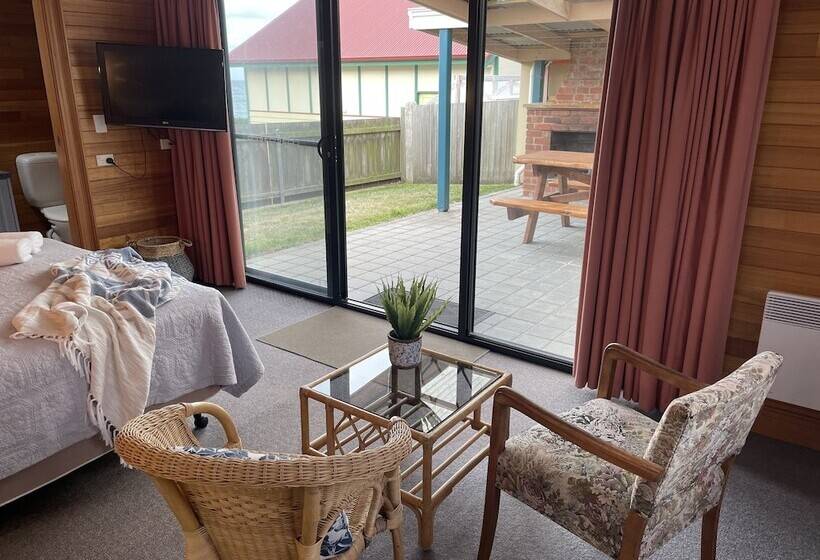 Бунгало Стандарт, Hanlon Guest House