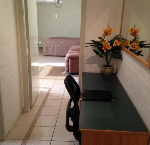 Семейный Номер, Francis Phillip Motor Inn And The Lodge