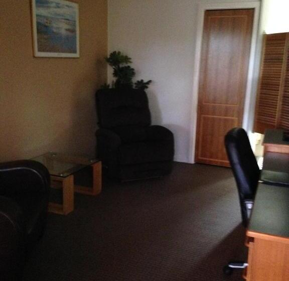 Президентский Люкс, Francis Phillip Motor Inn And The Lodge