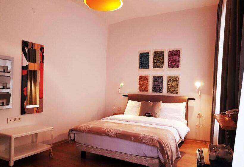 اتاق استاندارد سه نفره, Rumours Inn