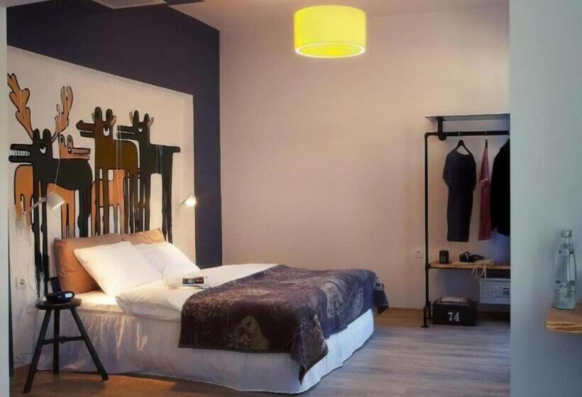 اتاق استاندارد سه نفره, Rumours Inn