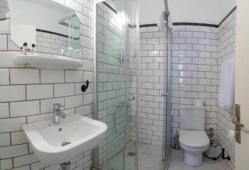 Economy Triple Room, Rumours Inn