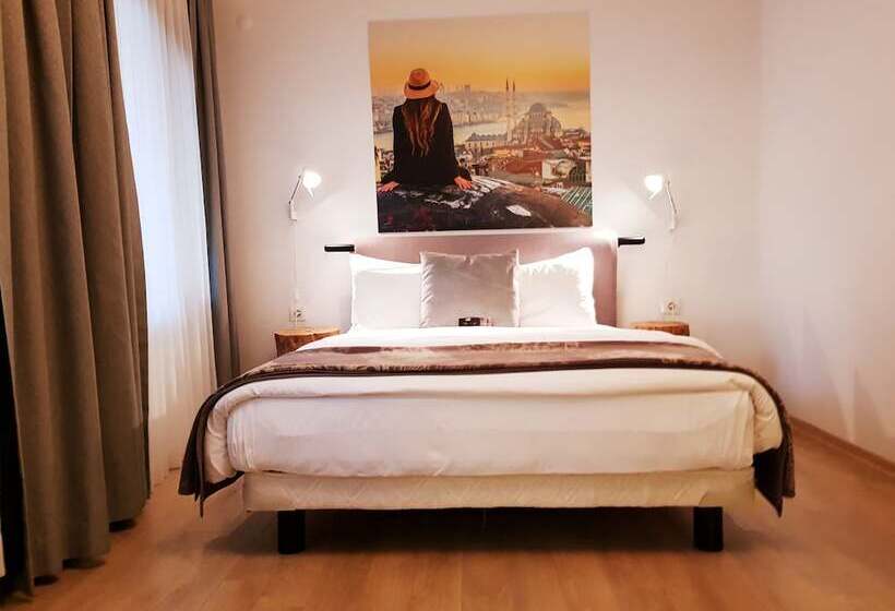 اتاق لوکس, Rumours Inn