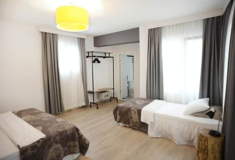اتاق استاندارد سه نفره, Rumours Inn