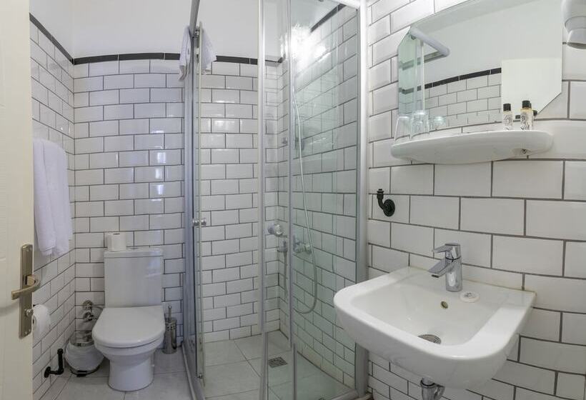 Economy Triple Room, Rumours Inn