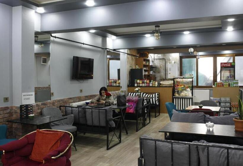 اتاق راحتی سه تخته, Birlik Apart
