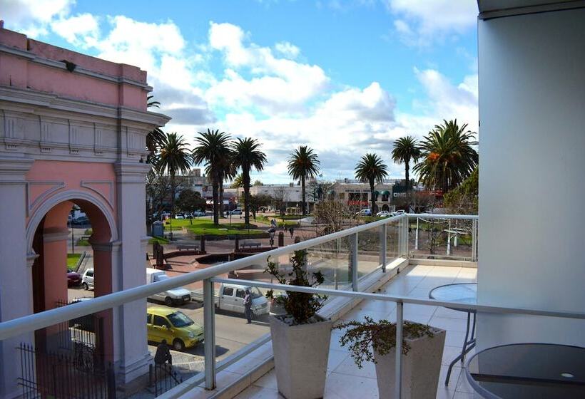 اتاق استاندارد سه نفره, De La Plaza