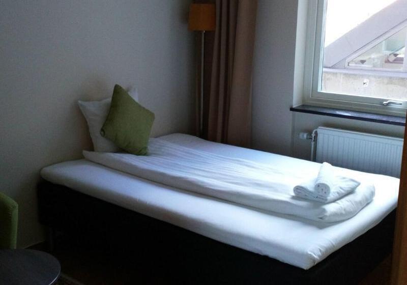 标准单人间, Spis Hotell Naran