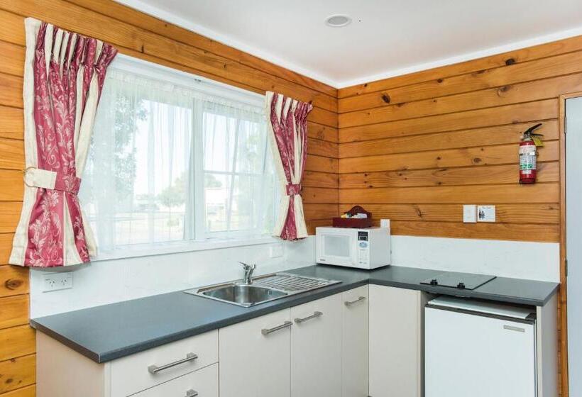 Студия Deluxe, Tudor Park Motel