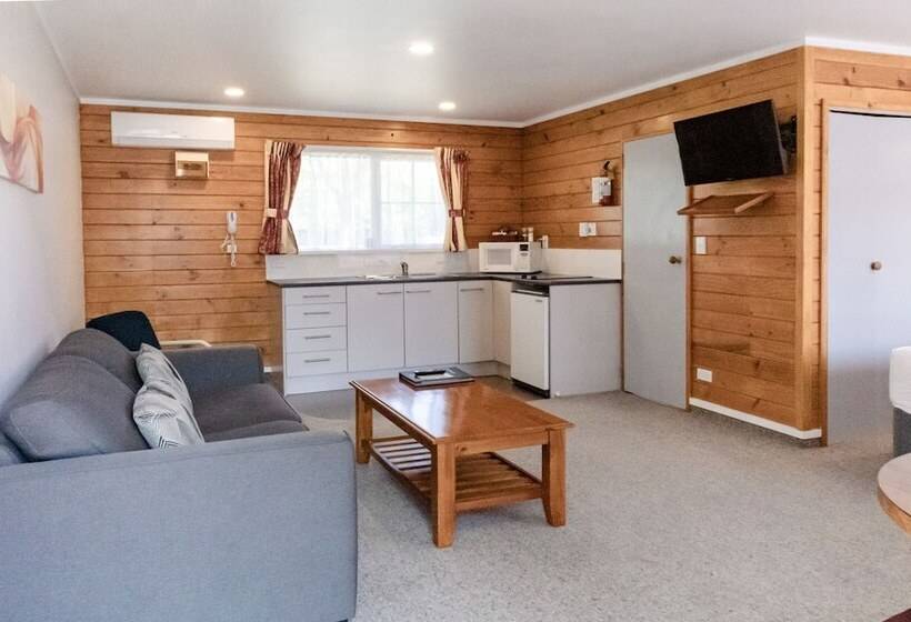 Студия Deluxe, Tudor Park Motel