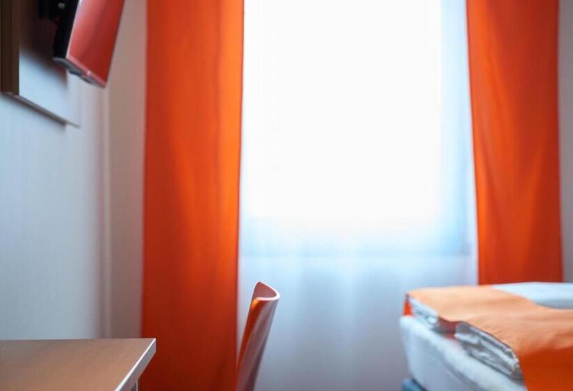 Трехместный Номер Базовый, Mcdreams Hotel Mönchengladbach