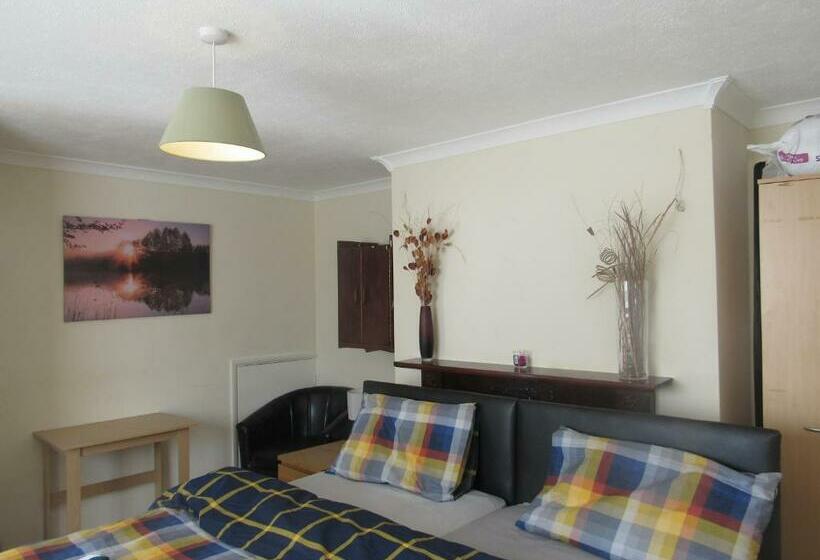 Номер Deluxe, Serene Inn Near Bletchley Park