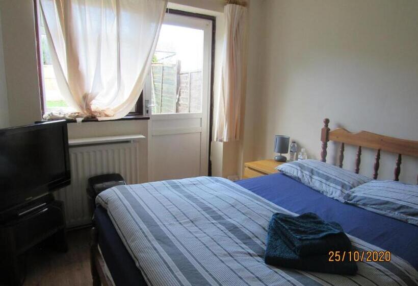 Номер Стандарт Вид на Сад, Serene Inn Near Bletchley Park