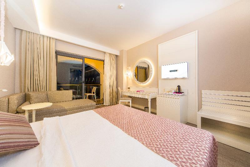 اتاق استاندارد با چشم‌انداز استخر, Diamond Premium Hotel & Spa
